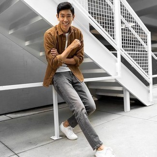 Какие низкие кеды носить с серыми джинсами мужчине