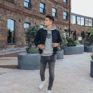 Какие низкие кеды носить с серыми джинсами мужчине