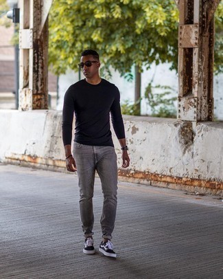 Какие низкие кеды носить с серыми джинсами мужчине