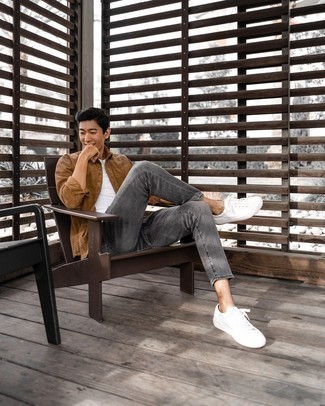 Какие низкие кеды носить с серыми джинсами мужчине