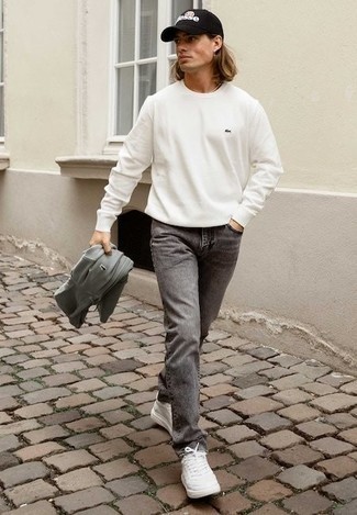 Как носить серые джинсы с мятным худи мужчине