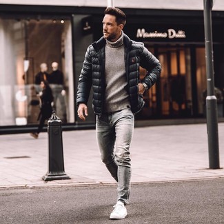 Какие куртки-пуховики носить с серыми джинсами мужчине