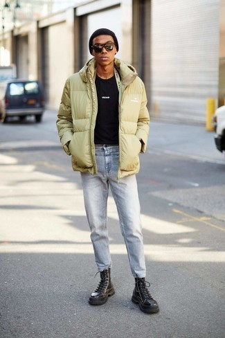 Какие куртки-пуховики носить с серыми джинсами мужчине