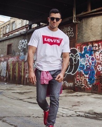 Как носить серые джинсы с красными кроссовками мужчине