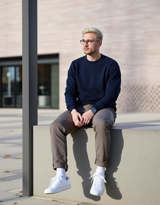 Какие свитшоты носить с серыми джинсами мужчине