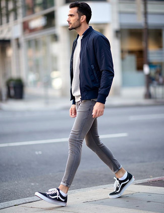 Какие свитшоты носить с серыми джинсами мужчине