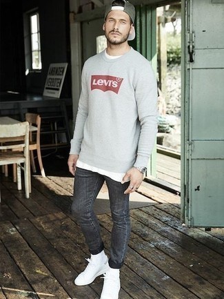 Какие свитшоты носить с серыми джинсами мужчине