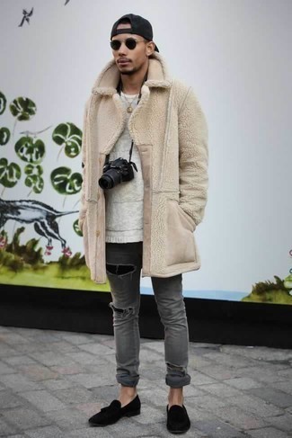 Какие лоферы с кисточками носить с серыми джинсами