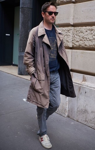 Какие плащи носить с серыми джинсами мужчине
