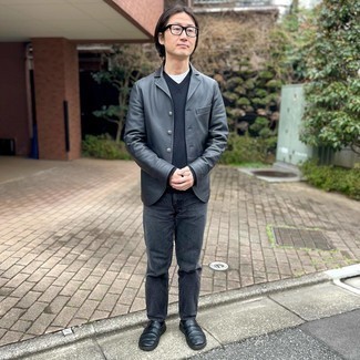 Какие свитера с v-образным вырезом носить с серыми джинсами мужчине