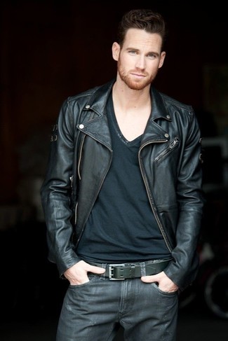 Какие футболки с v-образным вырезом носить с серыми джинсами мужчине