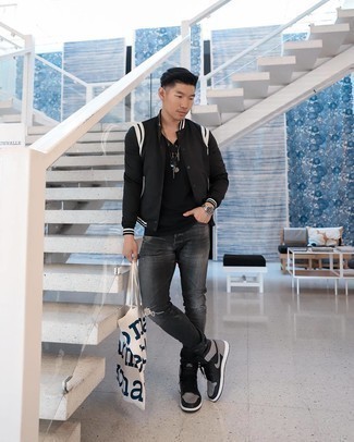 Какие университетские куртки носить с серыми джинсами мужчине