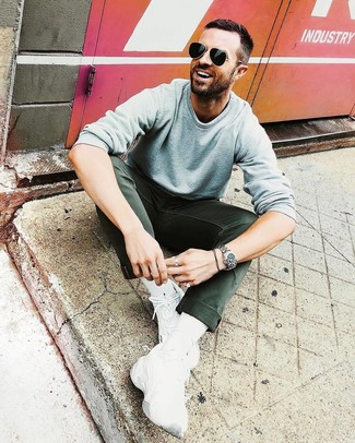 Как носить серые джинсы с белыми кроссовками мужчине