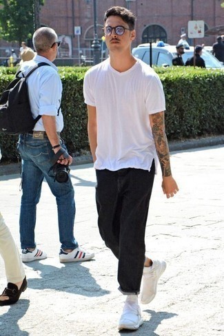 Как носить серые джинсы с белыми кроссовками мужчине