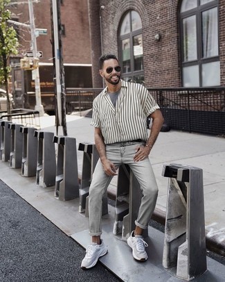 Как носить серые джинсы с белыми кроссовками мужчине