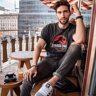 Как носить серые джинсы с белыми кроссовками мужчине