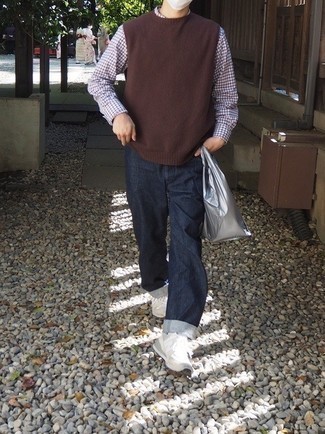 Как носить серые джинсы с белыми кроссовками мужчине