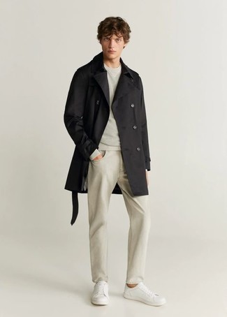 Как носить серые джинсы с белыми низкими кедами из плотной ткани мужчине