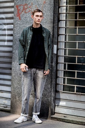 Как носить серые джинсы с белыми низкими кедами из плотной ткани мужчине