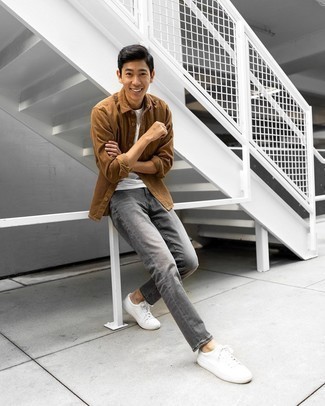 Как носить серые джинсы с белыми низкими кедами из плотной ткани мужчине