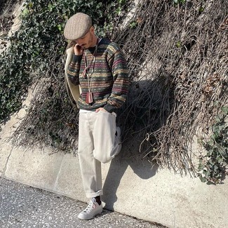 Как носить серые джинсы с белыми низкими кедами из плотной ткани мужчине