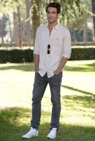 Как носить серые джинсы с белой рубашкой с длинным рукавом мужчине
