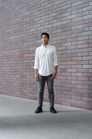 Как носить серые джинсы с белой рубашкой с длинным рукавом мужчине