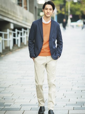 Как носить серый вязаный пиджак с бежевыми брюками чинос