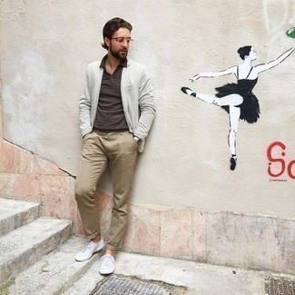 Как носить серый вязаный пиджак с темно-коричневой футболкой-поло мужчине