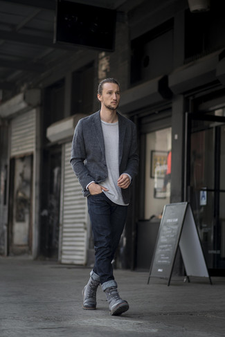 С чем носить серый вязаный пиджак мужчине