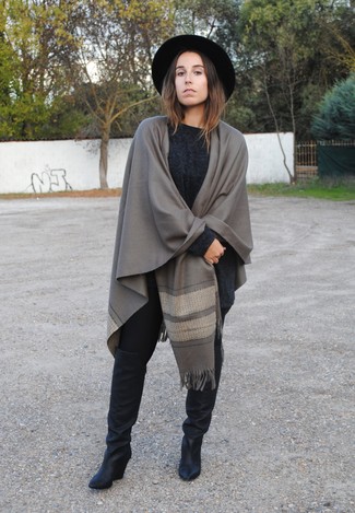 Как носить серый вязаный свободный свитер с черными леггинсами