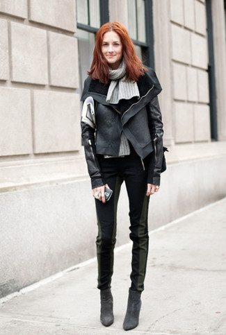 С чем носить серый вязаный шарф женщине