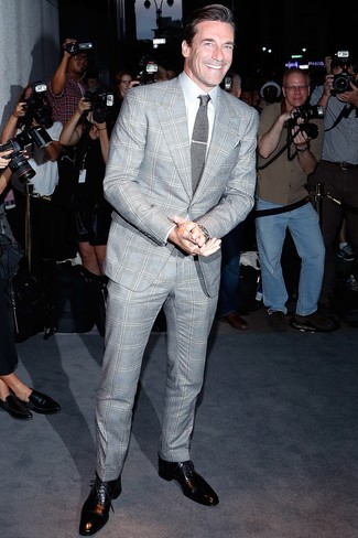 С чем носить серый вязаный галстук мужчине