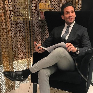 С чем носить серый вязаный галстук мужчине