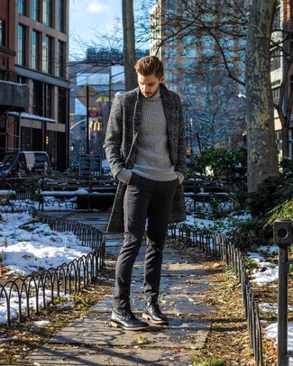 Как носить серую вязаную водолазку с черными брюками чинос