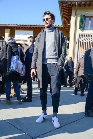 Как носить серую вязаную водолазку с серым длинным пальто