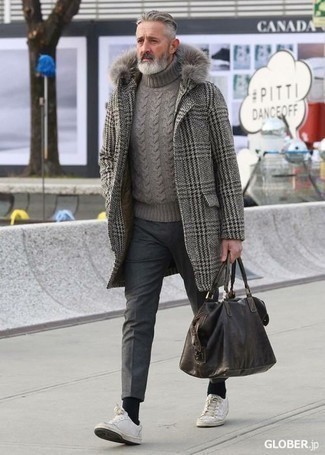 С чем носить серую вязаную водолазку мужчине