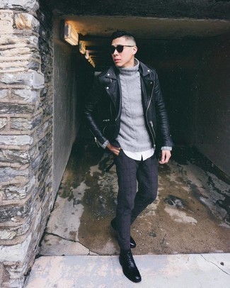 Как носить серую шерстяную вязаную водолазку с черной косухой мужчине