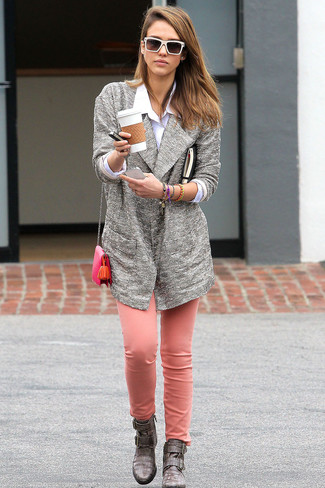 С чем носить серые кожаные ботильоны