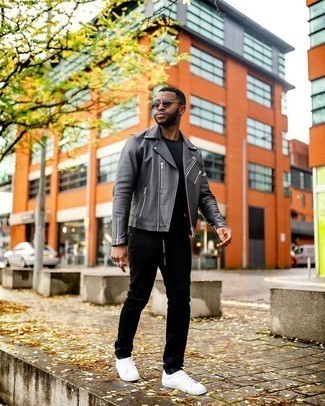 Как носить серую кожаную косуху с черными джинсами мужчине