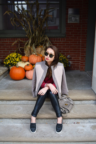 С чем носить серый кожаный бомбер женщине