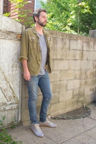 С чем носить серые кожаные высокие кеды мужчине