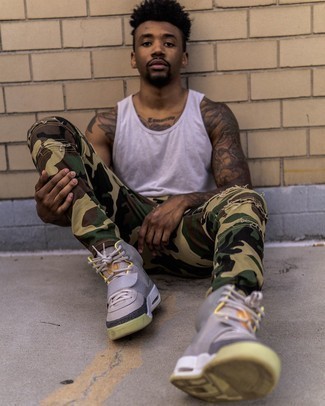 С чем носить серые кожаные высокие кеды мужчине