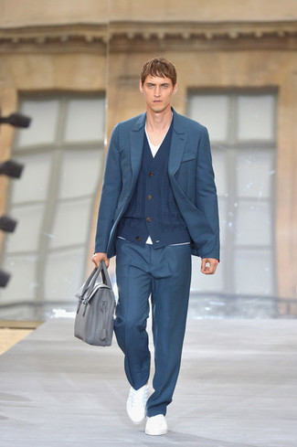 С чем носить серую кожаную сумку почтальона