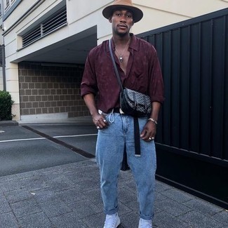 С чем носить серую кожаную сумку почтальона