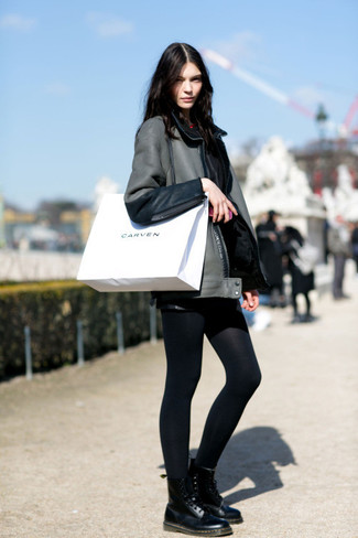 С чем носить серую кожаную верхнюю одежду женщине