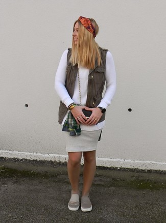 С чем носить серую кожаную юбку-карандаш