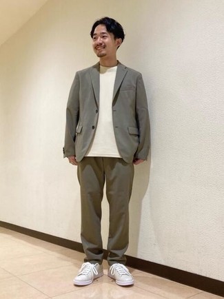 С чем носить серые кожаные кеды мужчине