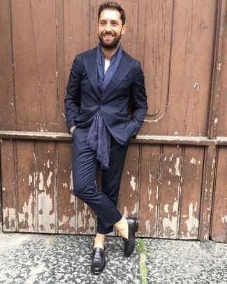 Какие костюмы носить с серыми лоферами