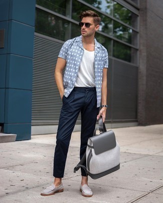 Какие майки носить с серыми лоферами мужчине